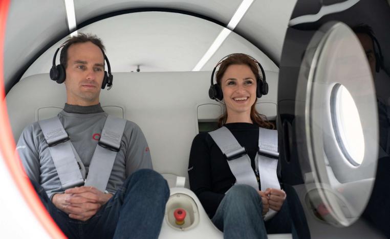 مسؤولان في شركة فيرجن هايبرلوب داخل كبسولة هايبرلوب