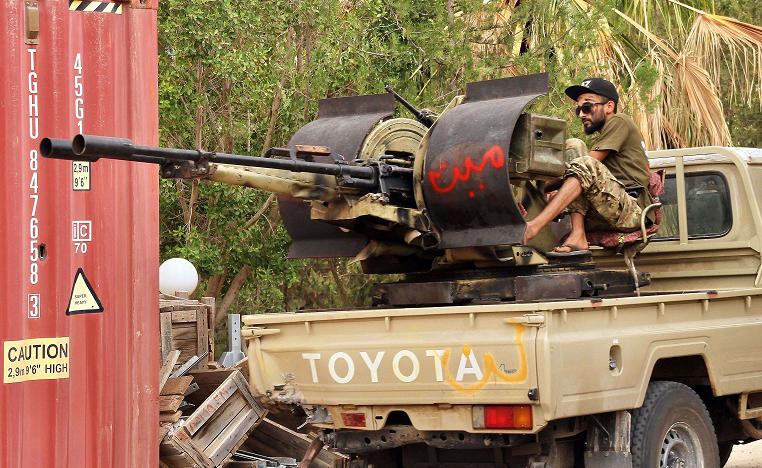 أحد عناصر ميليشيات طرابلس