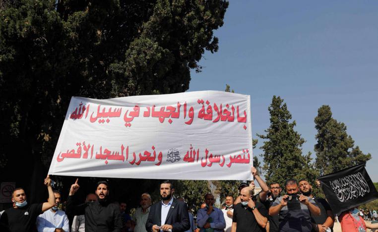 فلسطينيون يرفعون لافتات لتحرير الأقصى بعد صلاة الجمعة