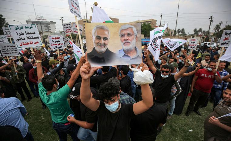 أنصار الحشد يرفعون صور سليماني والمهندس اللذين قتلا في غارة اميركية في يناير الماضي