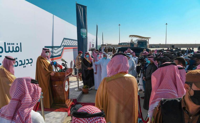 سعوديون يحتفلون بفتح معبر جديدة عرعر على الحدود مع العراق