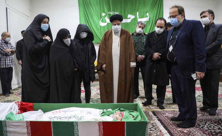 رئيس مجلس القضاء الإيراني إبراهيم رئيسي يلقي النظرة الأخيرة على محسن فخري زاده بحضورعائلته