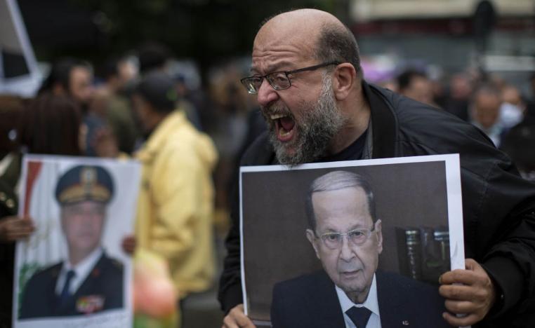 محتج وسط بيروت يرفع صورة الرئيس عون