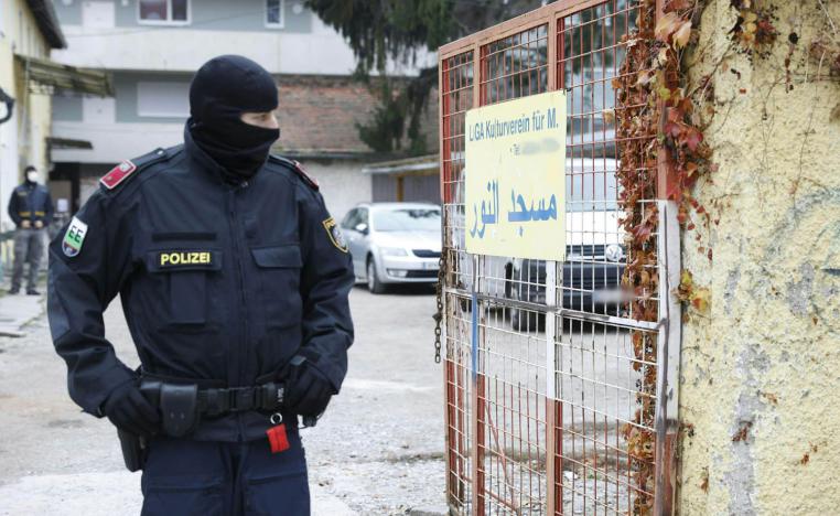 رجل امن نمساوي اثناء تفتيش جامع تديره جماعة الاخوان المسلمين