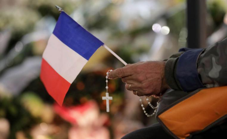 احتفال امام كنيسة نيس