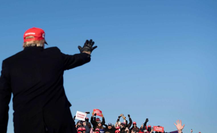 الرئيس الأميركي دونالد ترامب يلوح لمناصريه في جولة انتخابية