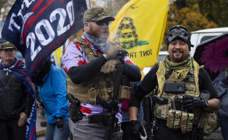 مسلحون أميركيون يتظاهرون وسط اوريغون احتجاجا على خسارة ترامب