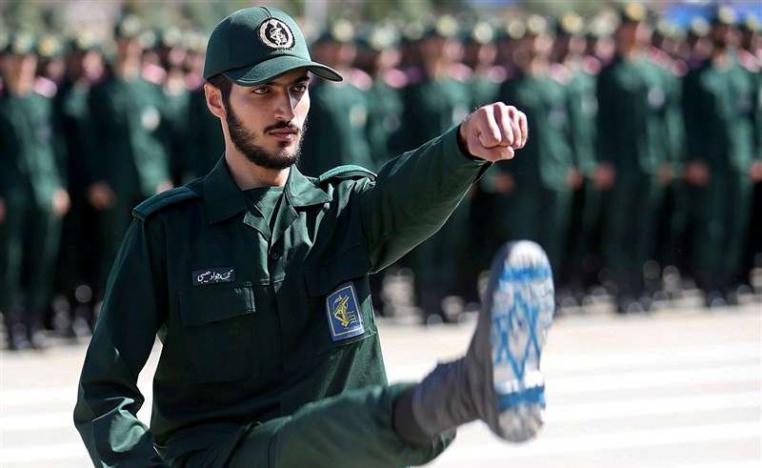 ضابط بالحرس الثوري الإيراني يرفع علم إسرائيل على حذائه
