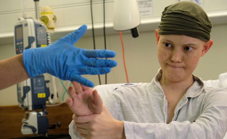 مريضة بالسرطان