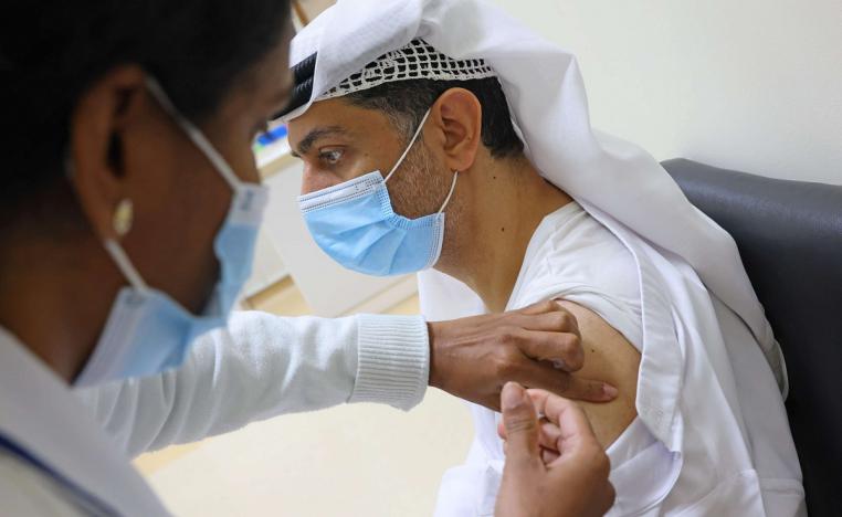 مواطن إماراتي يتلقى لقاحا مضادا لكورونا في مركز صحي في دبي