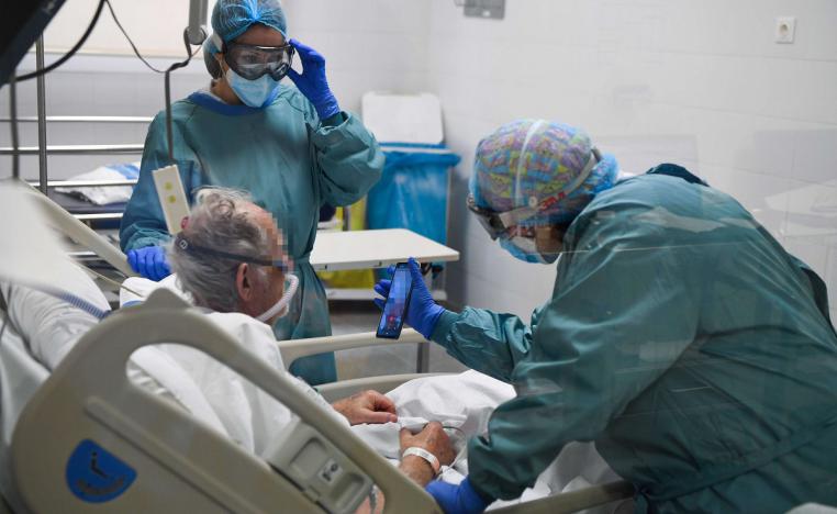 مريض كورونا يتواصل مع عائلته من خلال الهاتف في مستشفى اسباني