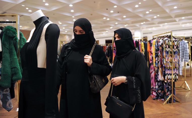 سيدات سعوديات يتفقدن المجموعة الجديدة خلال حدث أزياء في مدينة جدة