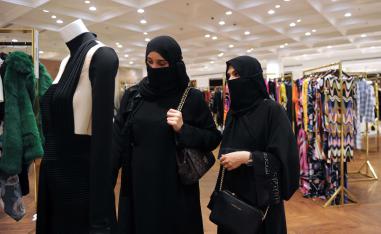سيدات سعوديات يتفقدن المجموعة الجديدة خلال حدث أزياء في مدينة جدة