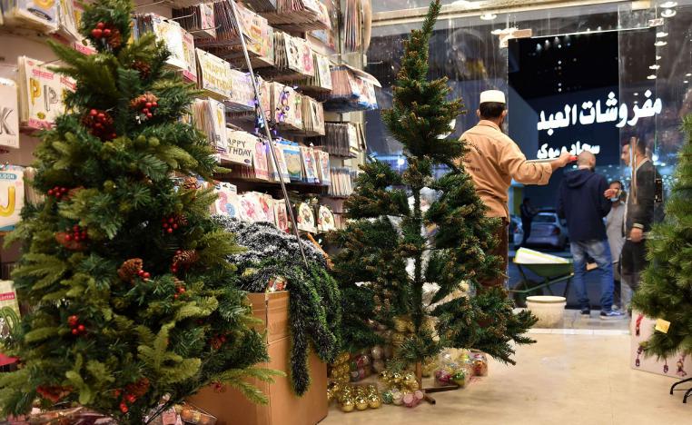 مقيمون في السعودية يختارون زينة عيد الميلاد في محل لبيع الهدايا في الرياض