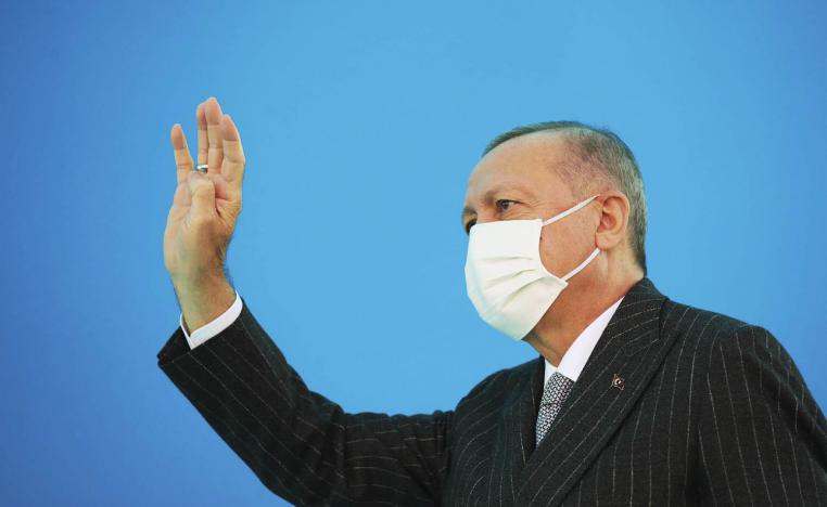 الرئيس التركي رجب طيب أردوغان يلوح لمناصريه