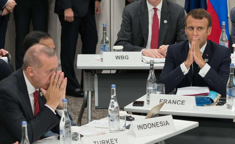 الرئيس التركي رجب طيب اردوغان ونظيره الفرنسي ايمانويل ماكرون