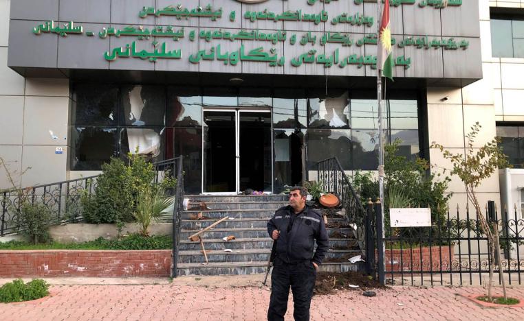 واجهات زجاجية مكسورة لدائرة طرق السليمانية في كردستان العراق