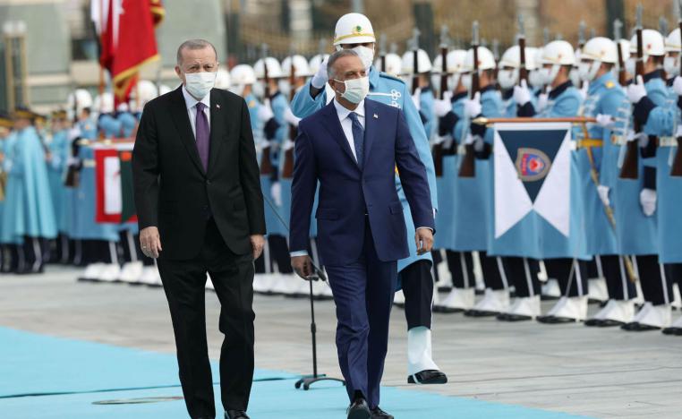 الرئيس التركي رجب طيب أردوغان يستعرض حرس الشرف أمام ضيفه رئيس الوزراء العراقي مصطفى الكاظمي