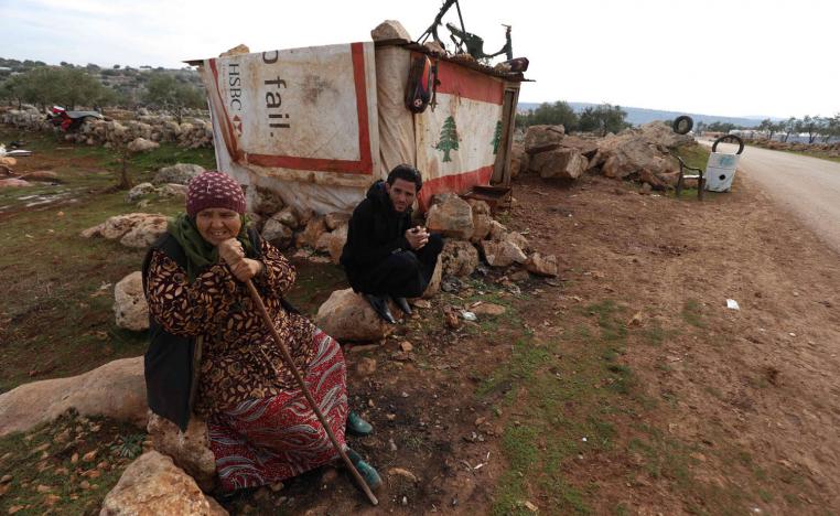 نازح سوري يعمل في تصليح الإطارات في لبنان