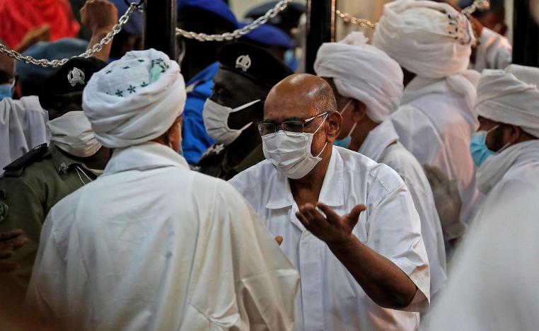 الرئيس السوداني المعزول في جلسة محاكمة سابقة حضرها أنصاره