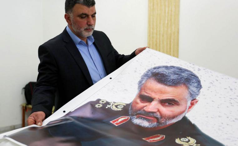 عراقي يعرض صورة تمت طباعتها لقاسم سليماني