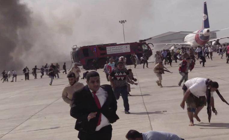 يمنيون يهربون من موقع القصف الحوثي على مطار عدن