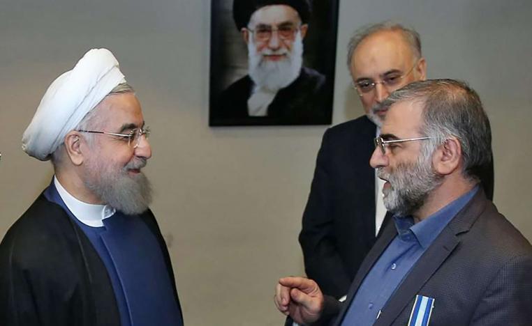 محسن فخري زاده في لقاء سابق مع الرئيس الايراني حسن روحاني ومن خلفهما مدير منظمة الطاقة الذرية الايرانية علي أكبر صالحي