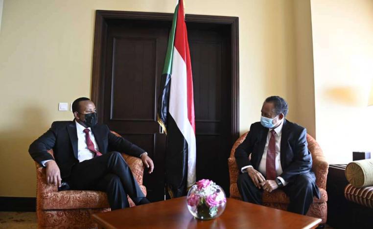 لقاء بين رئيس الوزراء السوداني عبدالله حمدوك (يمين) ونظيره الاثيوبي آبي أحمد