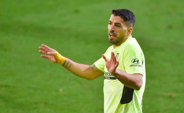 المهاجم الأوروغوياني يلحث بميسي الى صدارة لائحة الهدافين