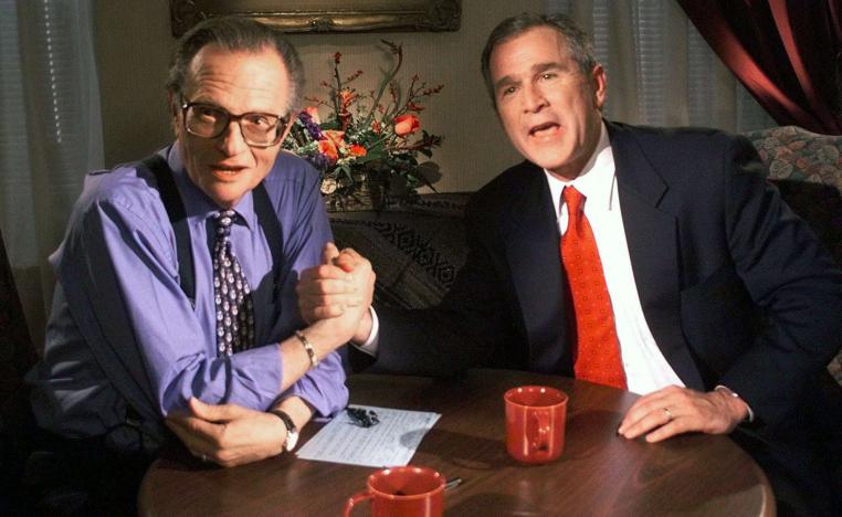 المذيع الاميركي لاري كينغ وجورج دبليو بوش