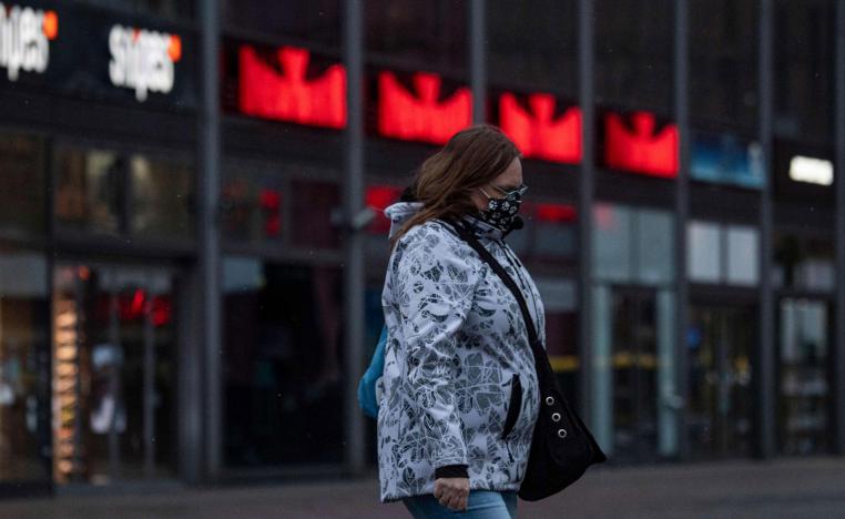 امراة تمشي وسط تدابير الاغلاق في ألمانيا