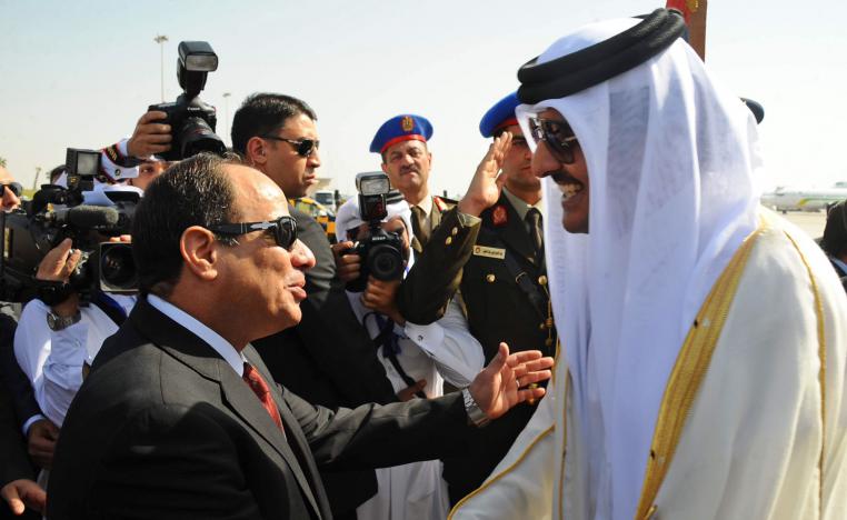 لقاء بين السيسي (يمين) والأمير تميم بن حمد آل ثاني في 2015 بشرم الشيخ