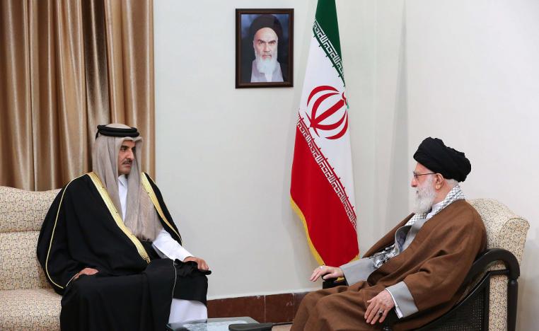 لقاء بين خامنئي (يمين) والأمير تميم بن حمد آل ثاني