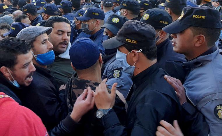 الأمن التونسي يمنع توافد المتظاهرين لشارع 14 جانفي