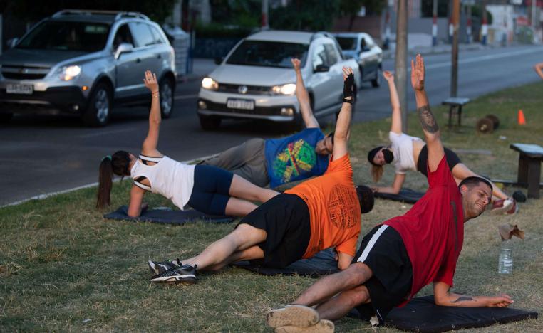 أشخاص يمارسون الرياضة في الهواء الطلق في مونتيفيديو بالاورغواي