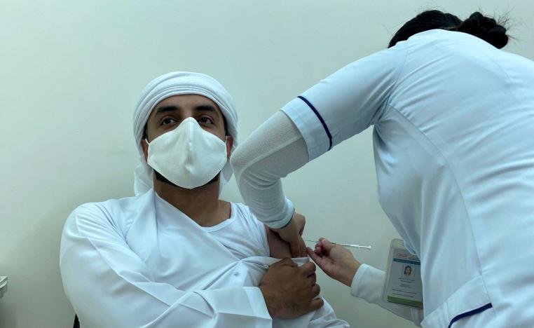 مواطن إماراتي يتلقى جرعة من لقاح كورونا في مركز صحي بدبي