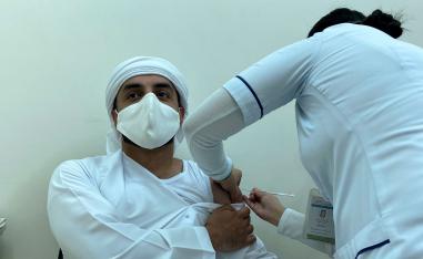 مواطن إماراتي يتلقى جرعة من لقاح كورونا في مركز صحي بدبي
