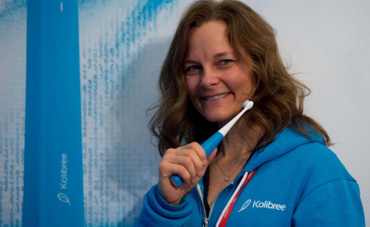 مضيفة طيران اسبانية تعرض فرشاة اسنان كهربائية