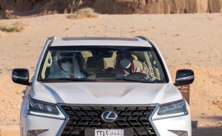 ولي العهد السعودي الأمير محمد بن سلمان يأخذ أمير قطر الشيخ تميم بن حمد في جولة خاصة بالسيارة في صحراء مدينة العلا