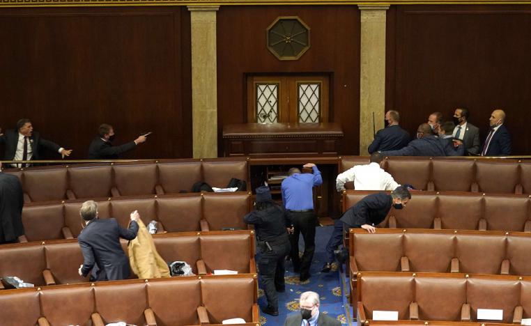 فوضى وهلع في الكونغرس الأميركي بعد اقتحام أنصار ترامب لقاعة الجلسة