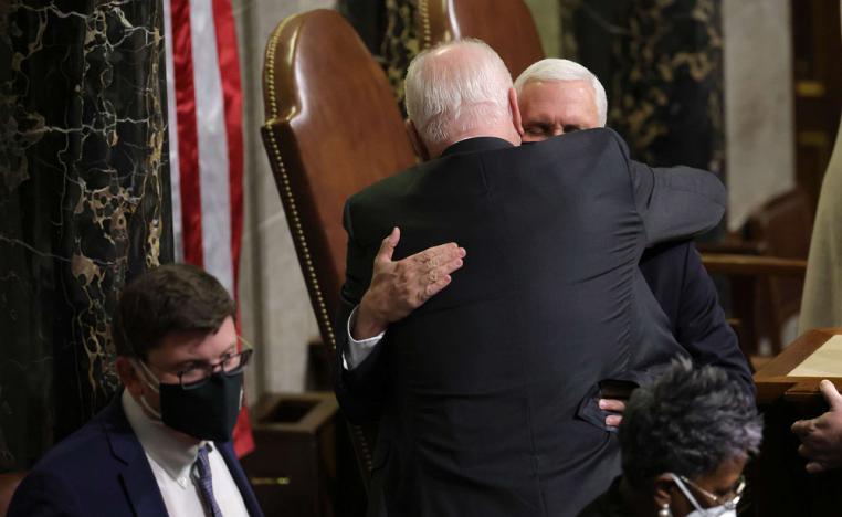 معانقة بين بايدن وبنس تنهي فترة عصيبة عاشتها الديمقراطية الاميركية