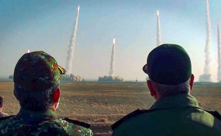 قادة إيرانيون يراقبون اطلاق صواريخ بالستية إيرانية