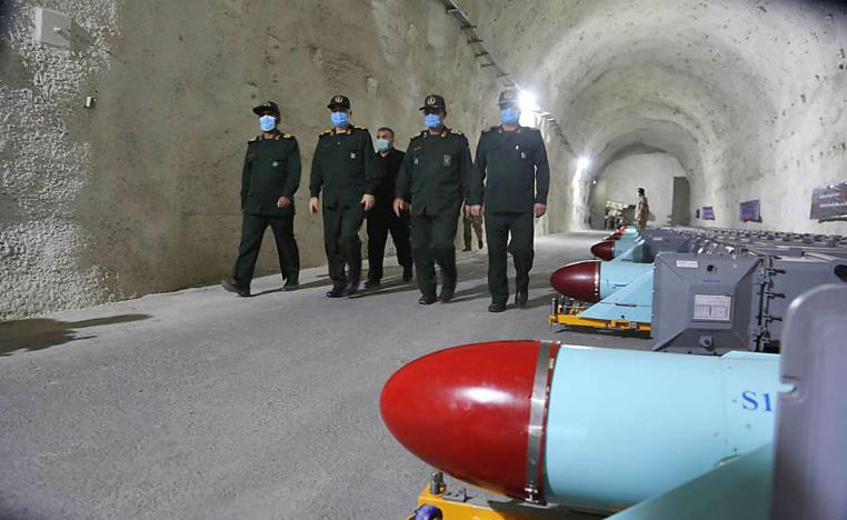 قادة في الحرس يمرون على مخبأ لصواريخ بحرية صينية الصنع