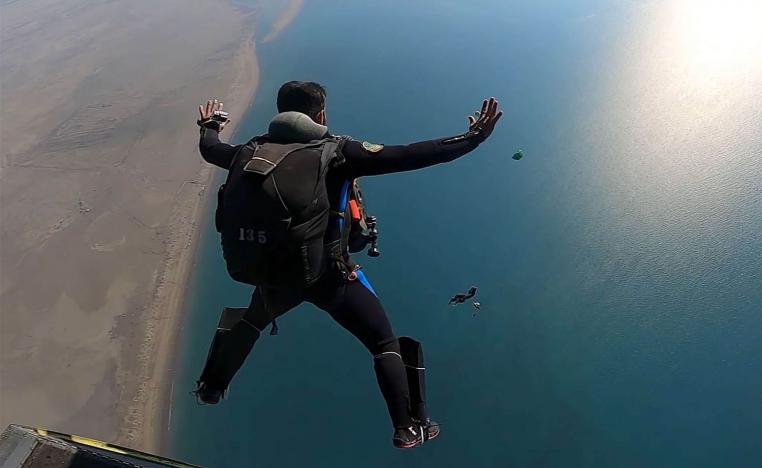 مظليون إيرانيون في تدريبات في منطقة الخليج