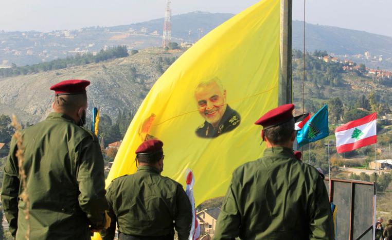 مقاتلون من حزب الله يرفعون صورا لقاسم سليماني على اعلام الحزب بالقرب من الحدود اللبنانية الاسرائيلية