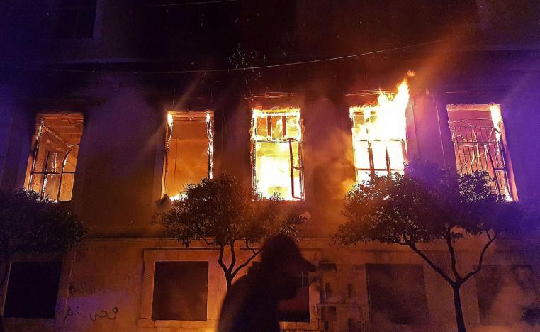 حريق في مبنى البلدية في طرابلس شمال لبنان