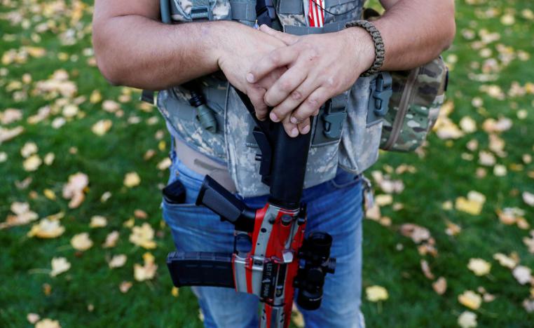 عضو في ميليشيا في ميشيغان يتعرض سلاحه