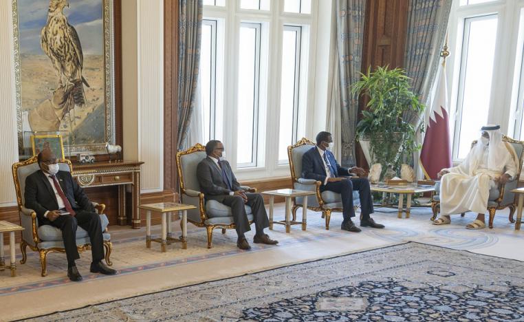 أمير قطر الشيخ تميم بن حمد يستقبل الوفد السوداني في المكتب الأميري بالدوحة