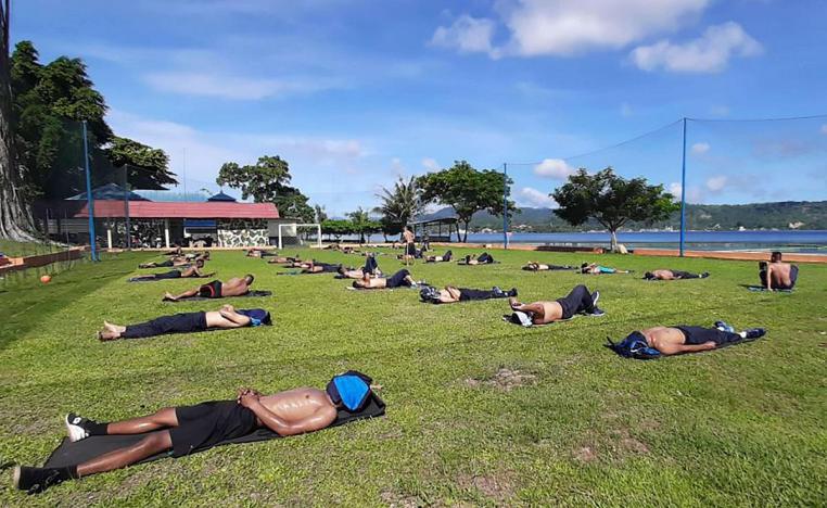 اندونيسيون يتمددون في حديقة تحت الشمس