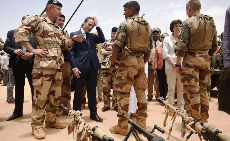 ماكرون  يزور جنود عملية برخان شمال مالي